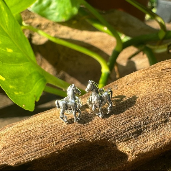 925 Sterling Silver earrings Ear Stud horse NWOT - Picture 2 of 3